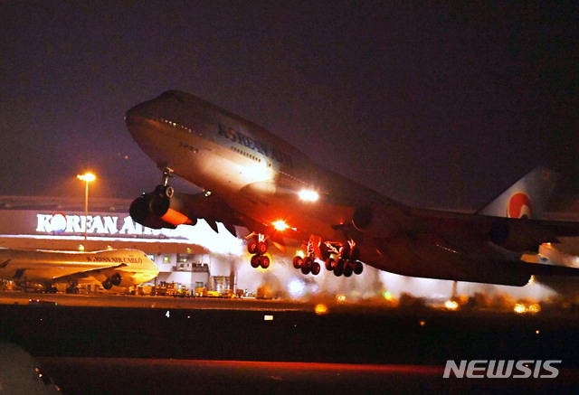 [인천공항=뉴시스]고범준 기자 = 신종 코로나바이러스 감염증(우한 폐렴)이 발생한 중국 우한에서 한국 교민을 수송하기 위한 전세기 KE 9883편 보잉 747 여객기가 30일 오후 인천국제공항을 출발하고 있다. 2020.01.30. photo@newsis.com