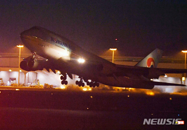 [인천공항=뉴시스]고범준 기자 = 신종 코로나바이러스 감염증(우한 폐렴)이 발생한 중국 우한에서 한국 교민을 수송하기 위한 전세기 KE 9883편 보잉 747 여객기가 30일 오후 인천국제공항을 출발하고 있다. 2020.01.30. photo@newsis.com