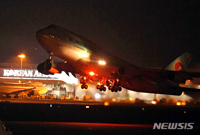 [인천공항=뉴시스]고범준 기자 = 신종 코로나바이러스 감염증(우한 폐렴)이 발생한 중국 우한에서 한국 교민을 수송하기 위한 전세기 KE9883편(보잉 747 기종)이 지난 30일 오후 인천국제공항을 출발하고 있다. 2020.01.31. photo@newsis.com 