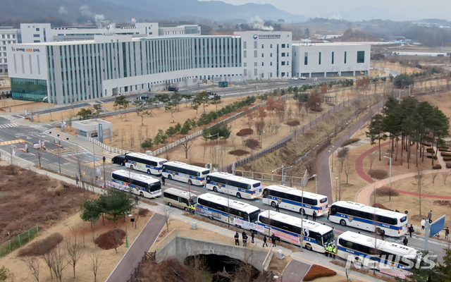 [진천=뉴시스] 인진연 기자 = 경찰이 31일 오전 중국 우한에서 귀국하는 교민의 임시 거주시설인 충북 진천군 국가공무원인재개발원 입구부터 인근 도로까지 경찰버스를 이용해 차벽을 설치하고 있다. 2020.01.31.inphoto@newsis.com