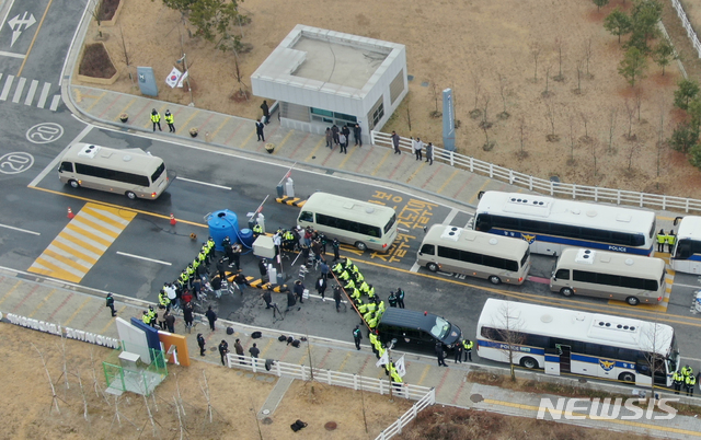 [진천=뉴시스] 인진연 기자 = 중국 우한에서 31일 귀국한 150여명의 교민들을 태운 버스가 입구에서 소독을 마친 뒤 임시생활시설인 충북 진천군 국가공무원인재개발원으로 들어서고 있다. 2020.01.31. inphoto@newsis.com