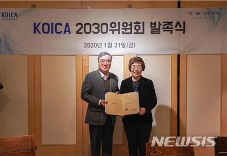 [서울=뉴시스] 31일 오전 서울 중구 달개비에서 열린 ‘코이카 2030위원회 발족식’에서 이미경 코이카 이사장(오른쪽)이 코이카 2030위원회 위원장으로 선출된 권혁주 국제개발협력학회장(왼쪽)과 기념사진 촬영을 하고 있다. (사진/코이카 제공) 