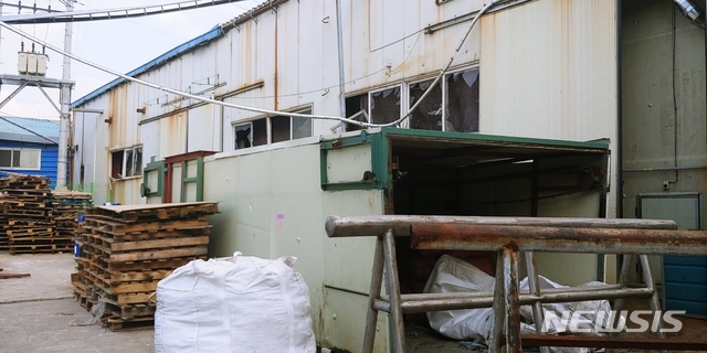 [양주=뉴시스] 이호진 기자 = 31일 경기 양주시 광적면의 가죽가공공장에서 폭발 사고로 추정되는 화재가 발생한 가운데 주변 건물이 폭발 여파로 창문이 깨져 있다. 2020.1.31. asake@newsis.com