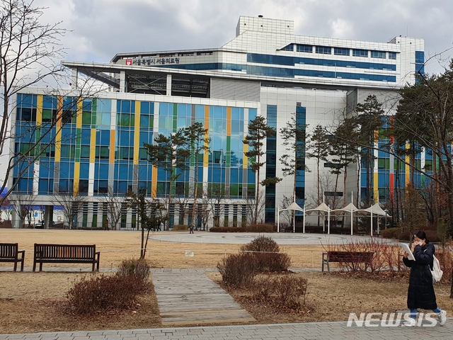 [서울=뉴시스]류인선 기자 = 지난달 31일 오전 신종 코로나 바이러스 감염증(우한폐렴) 확진자 2명이 격리된 서울 중랑구 소재 서울의료원 인근 공원을 한 시민이 마스크를 쓰고 지나고 있다. 2020.01.31.ryu@newsis.com