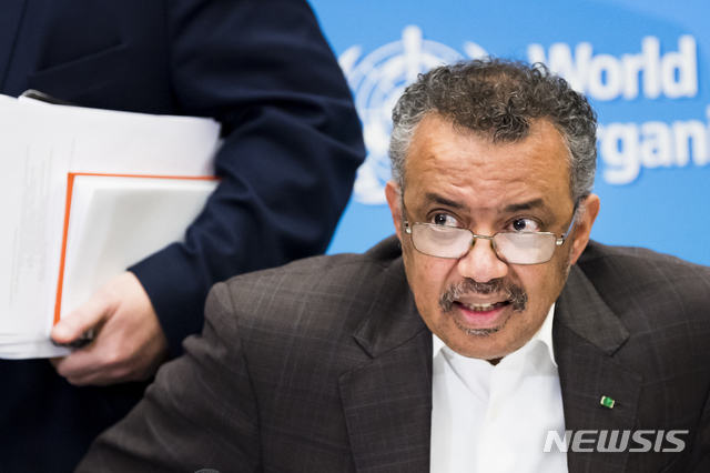 [제네바=AP/뉴시스]테워드로스 아드하놈 거브러여수스 세계보건기구(WHO) 사무총장이 30일(현지시간) 스위스 제네바의 WHO 본부에서 긴급 이사회 이후 기자회견을 하고 있다. WHO는 신종 코로나바이러스 감염증(우한 폐렴)과 관련해 '국제 공중보건 비상사태'(PHEIC)를 선포했다. 2020.01.31.