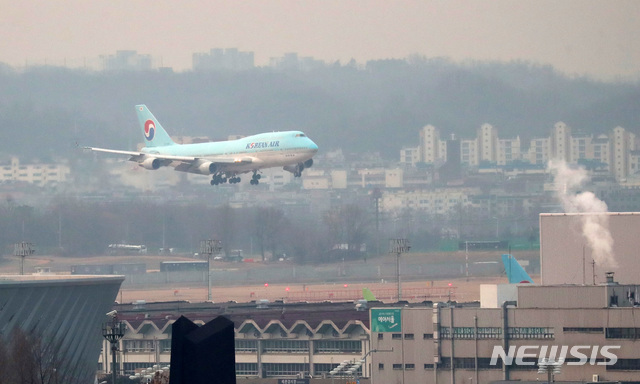 [서울=뉴시스]고범준 기자 = 31일 서울 강서구 김포국제공항에서 중국 우한 거주 한국 교민 수송에 투입된 전세기가 도착하고 있다. 2020.01.31.&nbsp; photo@newsis.com