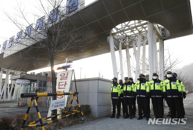 [아산=뉴시스] 박민석 기자 = 경찰 병력들이 31일 오전 관계자들이 중국 우한에서 귀국하는 교민 임시 거주 시설인 충남 아산시 경찰인재개발원 입구를 지키고 있다. 2020.01.31.   mspark@newsis.com