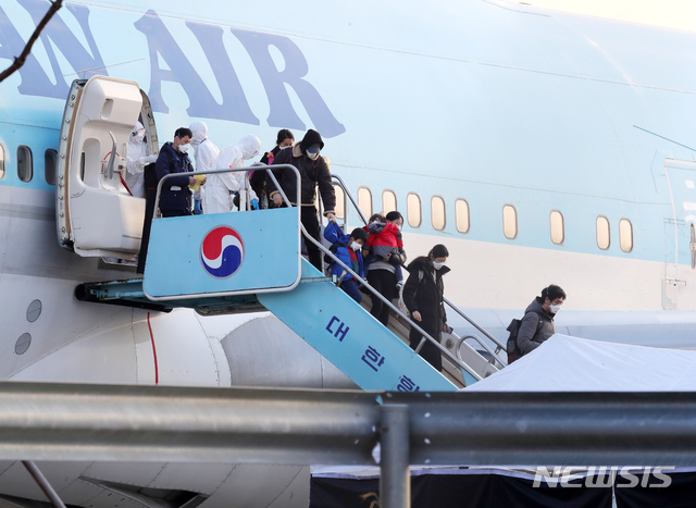 [서울=뉴시스]김근현 기자 = 신종 코로나바이러스 감염증(우한 폐렴)이 발생한 중국 후베이성 우한 교민들이 31일 오전 서울 강서구 김포국제공항에 도착해 전세기에서 내리고 있다. 2020.01.31.khkim@newsis.com