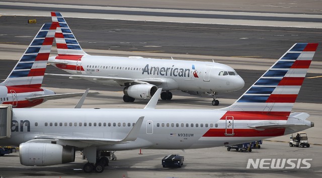 [피닉스=AP/뉴시스]지난해 7월17일(현지시간) 미국 애리조나주 피닉스에 위치한 피닉스 스카이 하버 국제공항에서 포착된 아메리칸 항공 비행기의 모습. 코로나 19로 인해 전 세계 항공사들의 피해가 커지고 있다. 2020.03.17.&nbsp; 