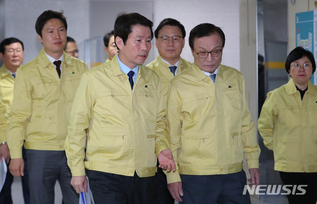 [서울=뉴시스] 장세영 기자 = 더불어민주당 이해찬(오른쪽 두번째) 대표와 이인영 원내대표가 31일 서울 여의도 국회 의원회관에서 열린 더불어민주당 확대간부회의에 당 의원들과 함께 참석하고 있다. 2020.01.31. photothink@newsis.com