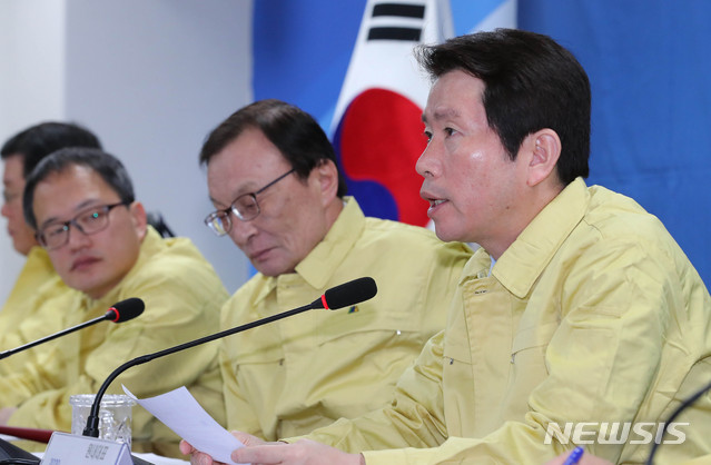 [서울=뉴시스] 장세영 기자 = 이인영 더불어민주당 원내대표가 31일 서울 여의도 국회 의원회관에서 열린 더불어민주당 확대간부회의에 참석해 현안관련 발언을 하고 있다. 2020.01.31. photothink@newsis.com