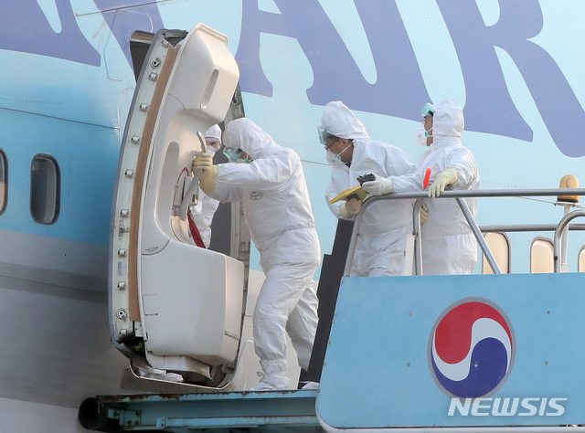 [서울=뉴시스]김근현 기자 = 지난 1월31일 오전 서울 강서구 김포국제공항에서 신종 코로나바이러스 감염증(코로나19)이 발생한 중국 후베이성 우한 공항을 출발한 우리 교민 300여명을 태운 전세기의 문이 열리고 있다. 2020.04.24.khkim@newsis.com