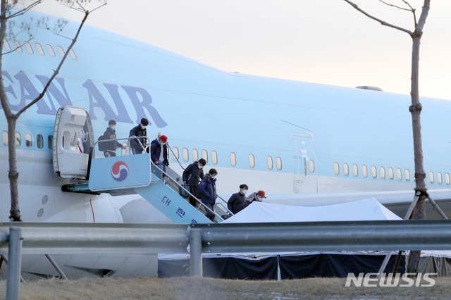 [서울=뉴시스]김근현 기자 = 신종 코로나바이러스 감염증(우한 폐렴)이 발생한 중국 후베이성 우한 교민들이 31일 오전 서울 강서구 김포국제공항에 도착해 전세기에서 내리고 있다. 2020.01.31.khkim@newsis.com