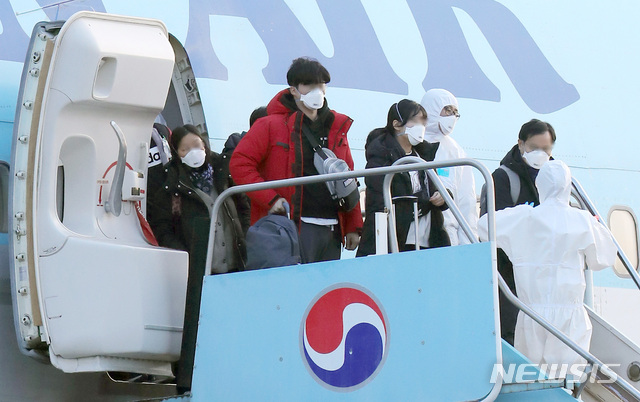 [서울=뉴시스] 신종 코로나바이러스 감염증(코로나19)이 발생한 중국 후베이성 우한 교민들이 지난해 1월31일 오전 서울 강서구 김포국제공항에 도착해 전세기에서 내리고 있다. (사진=뉴시스 DB) 2021.01.16.khkim@newsis.com