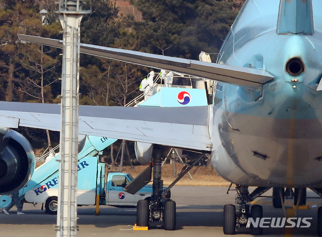 [서울=뉴시스]전신 기자 = 방역 관계자들이 31일 오전 서울 강서구 김포국제공항에서 신종 코로나바이러스 감염증(우한 폐렴)이 발생한 중국 후베이성 우한 교민들이 타고 온 전세기 방역 작업을 위해 이동하고 있다. 2020.01.31.&nbsp; photo1006@newsis.com 