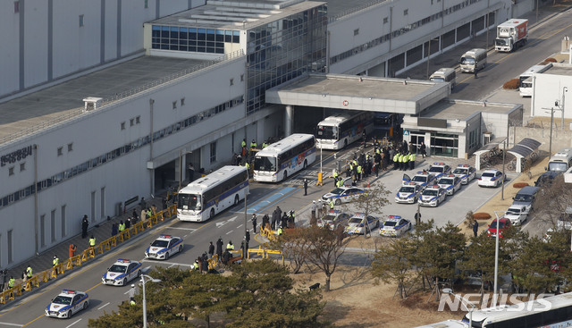 [서울=뉴시스]최동준 기자 = 신종 코로나바이러스 감염증(우한 폐렴)이 발생한 중국 후베이성 우한 교민들이 31일 오전 서울 강서구 김포국제공항에서 임시 격리 시설로 향하는 버스에 탑승해 이동하고 있다. 2020.01.31. photocdj@newsis.com