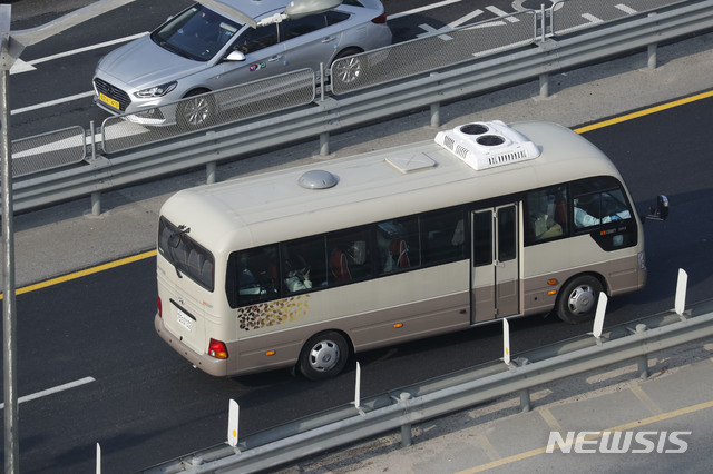 [서울=뉴시스]최동준 기자 = 신종 코로나바이러스 감염증(우한 폐렴)이 발생한 중국 후베이성 우한 교민들이 31일 오전 서울 강서구 김포국제공항에서 임시 격리 시설로 향하는 버스에 탑승해 이동하고 있다. 2020.01.31.&nbsp; photocdj@newsis.com 