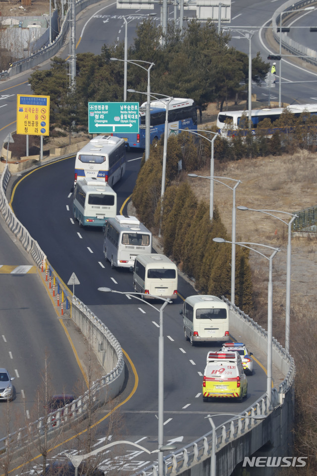 [서울=뉴시스]최동준 기자 = 신종 코로나바이러스 감염증(우한 폐렴)이 발생한 중국 후베이성 우한 교민들이 31일 오전 서울 강서구 김포국제공항에서 임시 격리 시설로 향하는 버스에 탑승해 이동하고 있다. 2020.01.31. photocdj@newsis.com