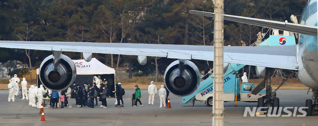 [서울=뉴시스]김근현 기자 = 신종 코로나바이러스 감염증(우한 폐렴)이 발생한 중국 후베이성에서 우리 교민이 1차 전세기를 통해 지난 31일 오전 서울 강서구 김포국제공항에 도착했다. 교민들이 임사 검역소에서 발열검사 등을 받고 있다. 2020.02.1.khkim@newsis.com 