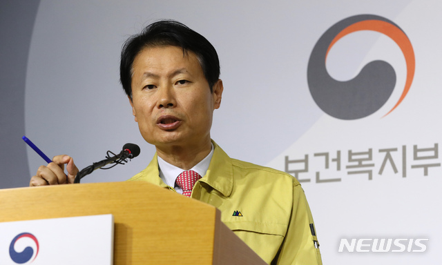 [세종=뉴시스]강종민 기자 = 김강립 중앙사고수습본부 부본부장이 31일 오전 정부세종청사에서 신종 코로나바이러스 감염증(우한 폐렴) 대응 현황과 우한 교민 이송, 임시생활시설 지원 상황 등을 브리핑 하고 있다. 2020.01.31.&nbsp; ppkjm@newsis.com