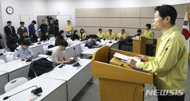 [세종=뉴시스]강종민 기자 = 김강립 중앙사고수습본부 부본부장이 31일 오전 정부세종청사에서 신종 코로나바이러스 감염증(우한 폐렴) 대응 현황과 우한 교민 이송, 임시생활시설 지원 상황 등을 브리핑 하고 있다. 2020.01.31.&nbsp; ppkjm@newsis.com