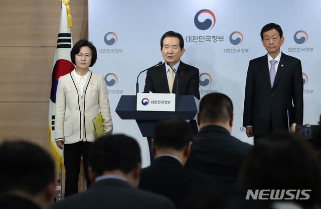 [서울=뉴시스] 조수정 기자 = 정세균 국무총리가 31일 오전 서울 세종로 정부서울청사 합동브리핑실에서 권력기관 개혁 후속조치 추진계획을 발표하고 있다. 왼쪽은 추미애 법무부 장관, 오른쪽은 진영 행정안전부 장관. 2020.01.31. chocrystal@newsis.com