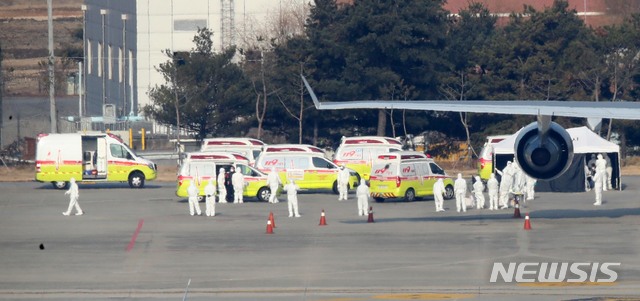 [서울=뉴시스] 고범준 기자 = 신종 코로나바이러스 감염증(우한 폐렴)이 발생한 중국 후베이성 우한 교민들이 탑승한 대한항공 전세기가 31일 오전 서울 강서구 김포국제공항에 도착, 검역관들과 119 구급차들이 대기하고 있다. 2020.01.31. bjko@newsis.com