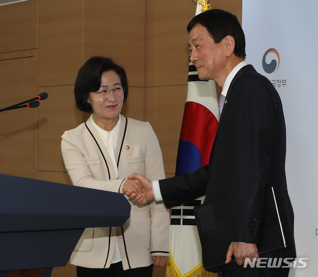 [서울=뉴시스] 조수정 기자 = 추미애 법무부 장관이 31일 오전 서울 세종로 정부서울청사 합동브리핑실에서 정세균 국무총리의 고위공직자범죄수사처(공수처) 설치 및 운영에 관한 법률, 검경수사권 조정법안(형사소송법·검찰청법) 통과에 따른 권력기관 개혁 후속조치 추진계획 발표에 이어 관련 질문에 답변을 마친 뒤 악수하고 있다. 2020.01.31.&nbsp; chocrystal@newsis.com