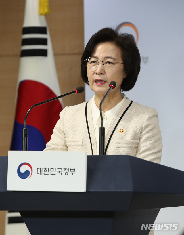 [서울=뉴시스] 조수정 기자 = 추미애 법무부 장관이 31일 오전 서울 세종로 정부서울청사 합동브리핑실에서 정세균 국무총리의 고위공직자범죄수사처(공수처) 설치 및 운영에 관한 법률, 검경수사권 조정법안(형사소송법·검찰청법) 통과에 따른 권력기관 개혁 후속조치 추진계획 발표에 이어 관련 질문에 답하고 있다. 2020.01.31.&nbsp; chocrystal@newsis.com