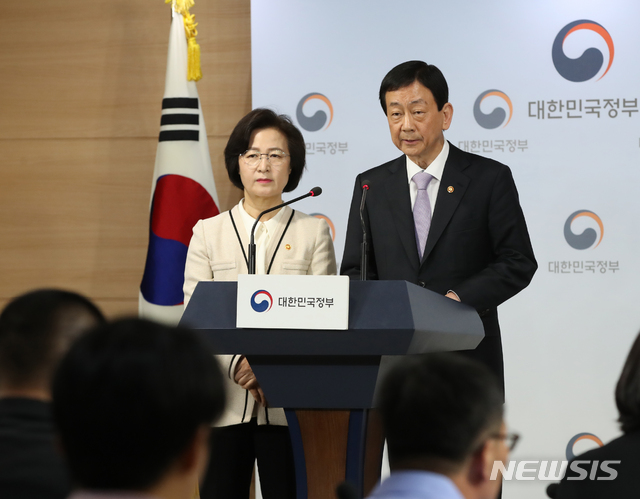 [서울=뉴시스] 조수정 기자 = 추미애(왼쪽) 법무부 장관, 진영 행정안전부 장관이 31일 오전 서울 세종로 정부서울청사 합동브리핑실에서 정세균 국무총리의 고위공직자범죄수사처(공수처) 설치 및 운영에 관한 법률, 검경수사권 조정법안(형사소송법·검찰청법) 통과에 따른 권력기관 개혁 후속조치 추진계획 발표에 이어 관련 질문에 답하고 있다. 2020.01.31.&nbsp; chocrystal@newsis.com