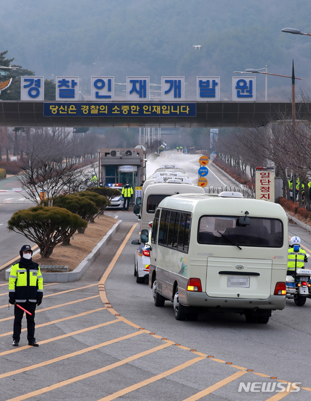 [아산=뉴시스] 이영환 기자 = 중국 우한에서 전세기편을 이용해 귀국한 교민들이 버스를 이용해 31일 오후 격리시설인 충남 아산시 경찰인재개발원으로 들어서고 있다. 2020.01.31.   20hwan@newsis.com