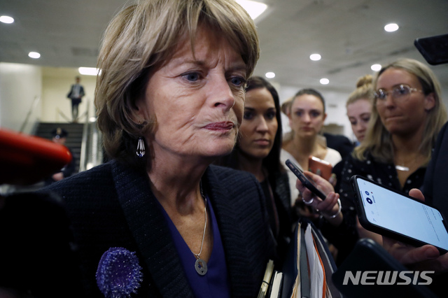 [워싱턴=AP/뉴시스]미국 공화당 소속 리사 머카우스키 상원의원이 2020년 1월30일 도널드 트럼프 당시 대통령에 대한 상원의 탄핵심판 질의응답을 마친 뒤 의회를 빠져나오고 있다. 2024.11.22.