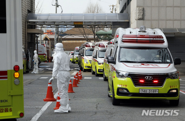 [서울=뉴시스] 최동준 기자 = 정부 전세기편으로 도착한 우한 교민과 유학생 중 신종 코로나바이러스(우한 폐렴) 감염증 의심 증상을 보인 탑승객들을 태운 구급차가 31일 서울 중구 국립중앙의료원으로 들어서고 있다. 2020.01.31. photocdj@newsis.com