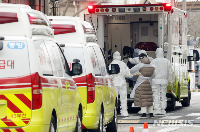 [서울=뉴시스] 최동준 기자 = 정부 전세기편으로 도착한 우한 교민과 유학생 중 신종 코로나바이러스(우한 폐렴) 감염증 의심 증상을 보인 탑승객이 지난달 31일 서울 중구 국립중앙의료원으로 이송되고 있다. 2020.01.31. photocdj@newsis.com