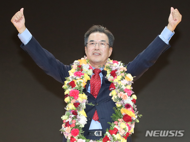 [서울=뉴시스] 조수정 기자 = 제24대 농협중앙회장 선거에서 당선된 이성희 전 성남 낙생농협 조합장이 31일 오후 서울 중구 새문안로 농협중앙회 중앙본부에서 당선증을 전달받은 뒤 엄지를 치켜세우며 포즈를 취하고 있다. 2020.01.31. chocrystal@newsis.com