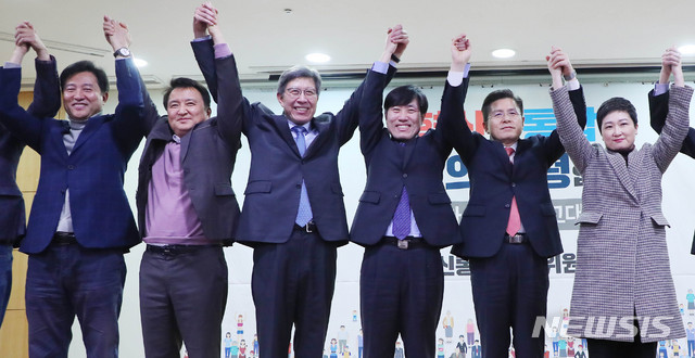 [서울=뉴시스] 장세영 기자 = 황교안 자유한국당 대표와 박형준 혁신통합추진위원회 위원장 등이 31일 서울 여의도 국회 의원회관에서 열린 혁신통합추진위원회 제1차 대국민보고대회에서 손을 잡고 기념촬영을 하고 있다. 사진은 박형준(왼쪽부터) 혁통위원장, 하태경 새로운보수당 책임대표, 황교안 자유한국당 대표, 이언주 미래를 향한 전진 4.0(전진당) 대표. 2020.01.31. photothink@newsis.com