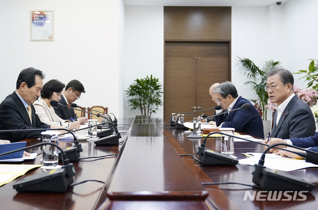 [서울=뉴시스]문재인 대통령이 31일 오전 청와대 여민관에서 열린 권력기관 개혁 특별보고에 참석해 발언 하고 있다.(사진=청와대 제공) 2020.01.31. photo@newsis.com
