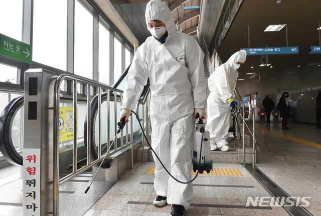 [용인=뉴시스] 김종택 기자 = 우한 폐렴(신종 코로나바이러스 감염증) 확산 우려가 커지는 가운데 지난달 31일 오후 경기 용인시 처인구 경전철 용인시청역에서 방역업체 관계자들이 신종 코로나바이러스 예방을 위한 방역 작업을 하고 있다. (사진은 기사와 관련이 없습니다.) 2020.01.31.semail3778@naver.com