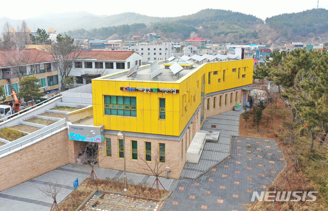 [태안=뉴시스] 박민석 기자 = 31일 오후 신종 코로나바이러스 2차 감염 확진자와 접촉한 딸이 근무하던 충남 태안군 원북면 소재 이화마을 어린이집의 모습이 보이고 있다. 2020.01.31. mspark@newsis.com