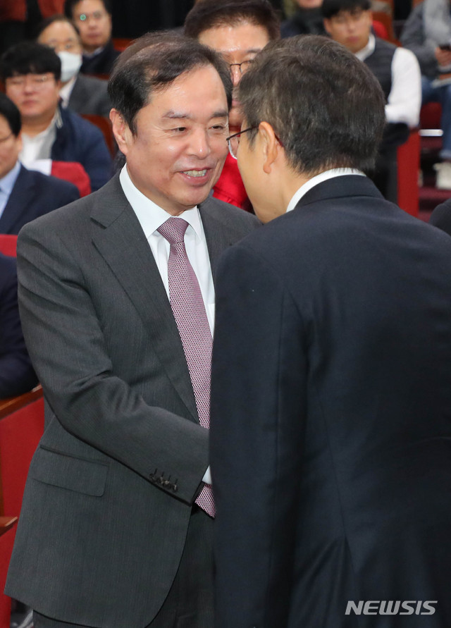 [서울=뉴시스] 장세영 기자 = 자유한국당 황교안 대표와 김병준 전 비대위원장이 31일 서울 여의도 국회 의원회관에서 열린 혁신통합추진위원회 제1차 대국민보고대회에서 인사하고 있다. 2020.01.31. photothink@newsis.com