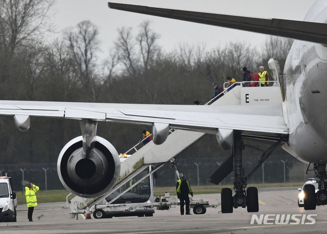 [옥스포드셔=AP/뉴시스] 신종 코로나바이러스 감염병(우한 폐렴)의 발원지인 중국 후베이성 우한시에서 전세기를 타고 돌아온 영국인들이 옥스포드셔 브라이즈노턴 공군기지에서 차례대로 내리고 있다. 영국 전세기에 함께 탑승한 27명의 EU 국적자들은 스페인 마드리드에서 하차한다. 2020.2.1. 