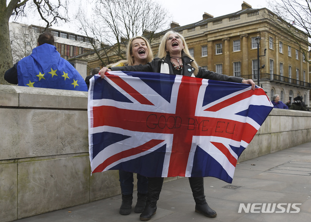 [런던=AP/뉴시스] 31일(현지시간) 영국 런던에서 브렉시트 지지자들이 '굿바이 유럽연합(EU)'이라고 적힌 유니언잭을 펼쳐 보이고 있다. 영국은 이날 EU를 공식 탈퇴한다. 2020.02.01