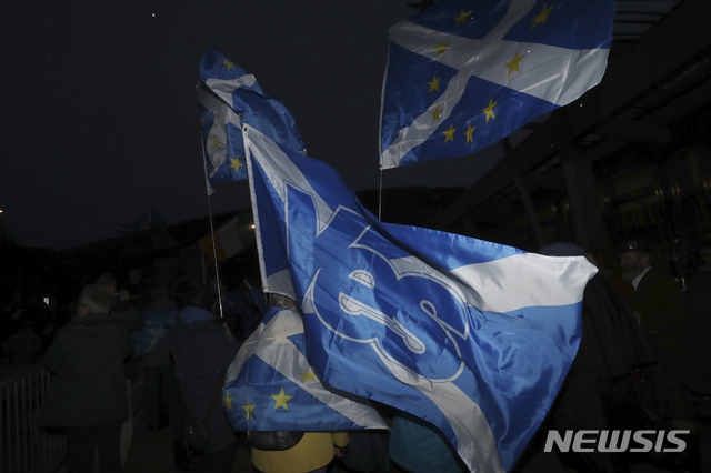 [에딘버러=AP/뉴시스]31일(현지시간) 영국 에딘버러의 스코틀랜드 의회 밖에 브렉시트 반대 시위대들이 모여 있다. 사진은 이들이 유럽연합(EU) 상징이 새겨진 스코틀랜드 국기를 흔드는 모습. 영국은 이날 EU를 공식 탈퇴한다. 2020.02.01