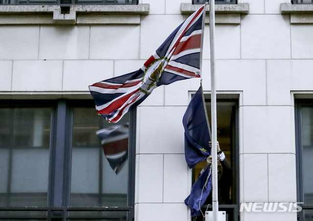 [브뤼셀=AP/뉴시스] 31일(현지시간) 벨기에 브뤼셀의 유럽연합(EU) 주재 영국대표부 건물에서 직원이 EU기를 철거하고 있다. 영국은 이날 EU를 공식 탈퇴한다. 대표부는 이후 공관으로 명칭이 변경된다. 2020.02.01 