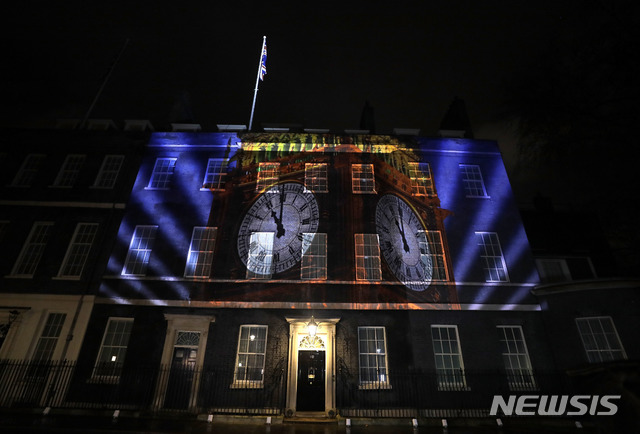 [런던= AP/뉴시스] 올해 1월 31일 영국이 유럽연합을 탈퇴하는 브렉시트의 카운트다운이 이뤄질 때 런던의 다우닝가 10번지 총리관저 벽에 투사된 빅벤의 영상. 이 거대한 명물 시계는 지난 3년동안 대대적인 수리를 거쳐 곧 원위치에서 공개된다.&nbsp;&nbsp; 