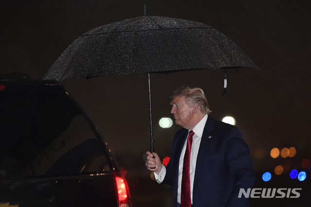 [웨스트 팜비치=AP/뉴시스] 도널드 트럼프 미국 대통령이 1월31일(현지시간) 플로리다 웨스트 팜비치의 한 공항에서 내린 뒤 차에 탑승하고 있다. 그는 이날 나이지리아, 미얀마, 수단 등 6개국 국민의 미국 입국을 금지하는 행정명령에 서명했다. 2020.2.1.