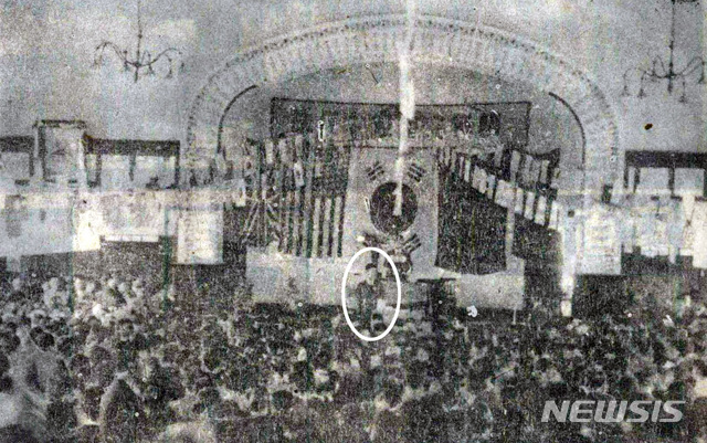 [서울=뉴시스] 허헌(許憲) 전국인민대표대회 의장이 1945년 11월 20일 서울 천도교대강당에서 전국인민대표자대회 사회를 보고 있다. (사진=미디어한국학 제공) 2020.02.02.photo@newsis.com