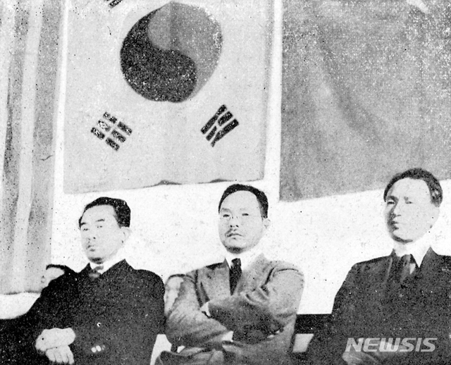 [서울=뉴시스] 1946년 4월 서울에서 개최된 조선공산당 창립 21주년 기념행사에 참석한 박헌영(가운데). 그는 1945년 8월 18일 일제강점기 때 해산된 조선공산당을 재건하고, 좌익진영의 주도권을 장악한 후 성급하게 ‘조선인민공화국’ 수립을 주도했다. (사진=미디어한국학 제공) 2020.02.02. photo@newsis.com