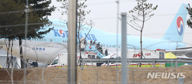 [서울=뉴시스] 조수정 기자 = 신종 코로나 바이러스 감염병(우한 폐렴) 발원지인 중국 후베이성 우한시에 남아있던 우리 교민들이 두 번째 전세기를 타고 지난 1일 오전 김포공항에 도착, 비행기에서 내려 차량으로 향하고 있다. 2020.01.31. chocrystal@newsis.com