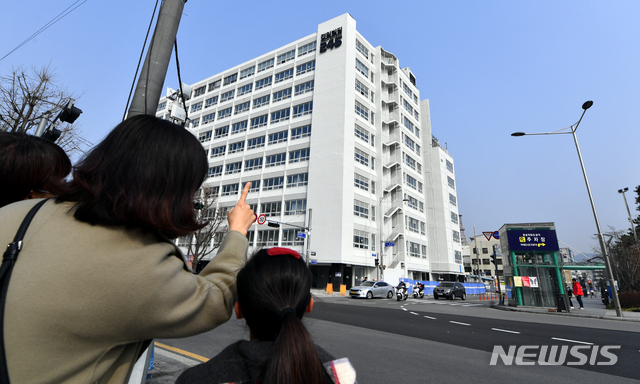 [광주=뉴시스] 류형근 기자 = 1일 오전 광주 동구 금남로 전일빌딩 외벽에 '전일빌딩 245'라는 새로운 이름이 새겨져 있다. 1980년 5·18 당시 계엄군들은 전일빌딩으로 대피한 시민군들을 향해 총기를 난사했으며 지난 2016년부터 2017년까지 국립과학수사연구원이 조사를 벌여 '245개'의 총탄 흔적을 발견했다. 2020.02.01. hgryu77@newsis.com